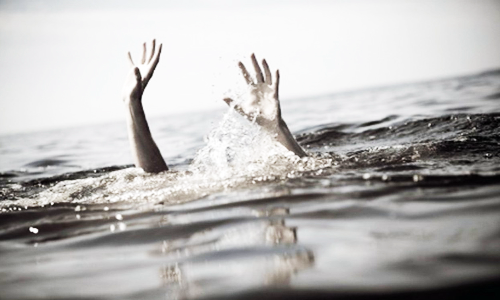 ஆற்றில் தவறி விழுந்து தொழிலாளி பலி