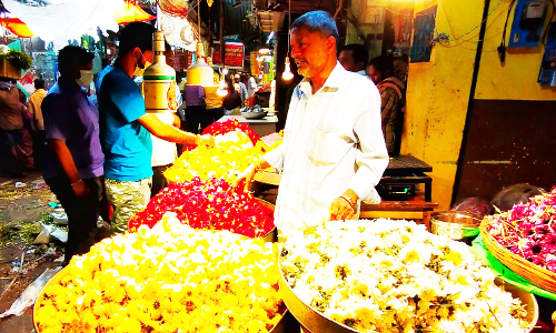 ஆயுத பூஜையையொட்டி பூக்கள் விலை உயர்வு