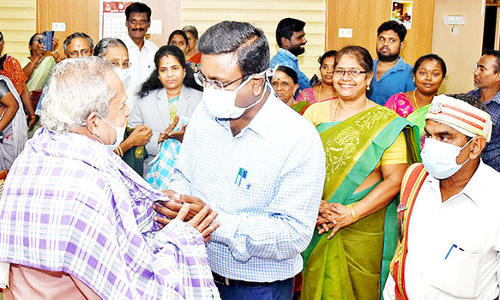 பல்வேறு போட்டிகளில் வெற்றி பெற்ற முதியவர்களுக்கு பரிசு- கலெக்டர் வழங்கினார்