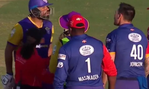 யூசுப் பதானை தள்ளி விட்ட ஜான்சன்....வைரலாகும் வீடியோ