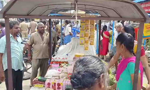 பல்லடத்தில் சாலையோர நடைபாதை வியாபாரிகள் திடீர் சாலை மறியல்