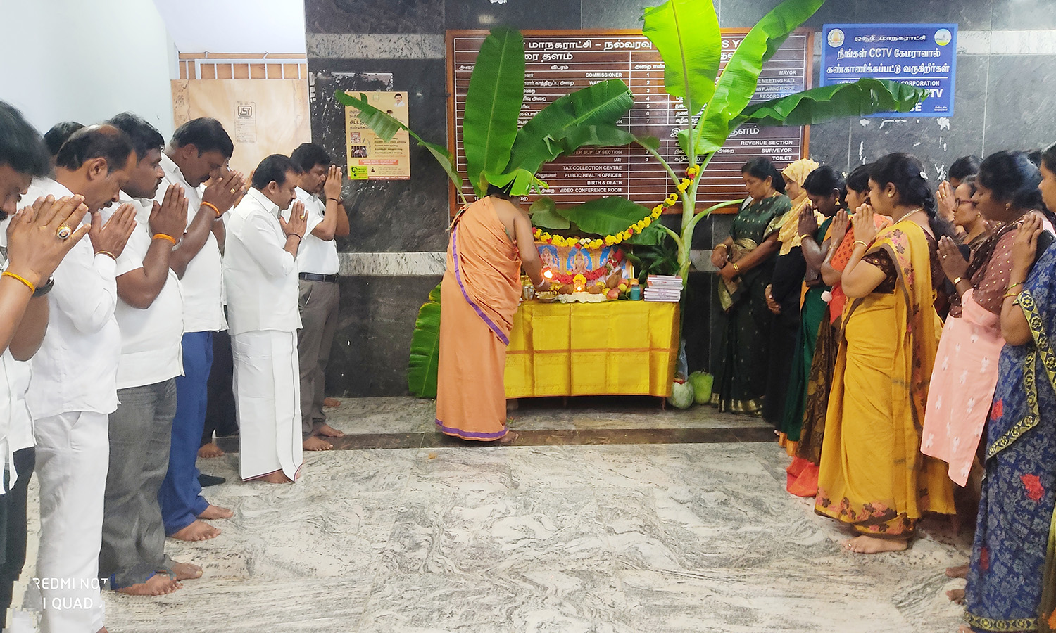 ஓசூர் மாநகராட்சி அலுவலகத்தில் ஆயுத பூஜை கொண்டாட்டம் ஓசூர் மாநகராட்சி அலுவலகத்தில் ஆயுத பூஜை கொண்டாட்டம்