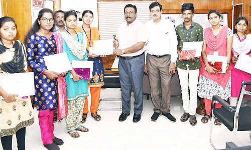 உலக சுற்றுலா தினத்தை முன்னிட்டு போட்டிகளில் வென்ற மாணவர்களுக்கு கலெக்டர் பரிசு