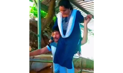 திருப்பதி படிக்கட்டில் மனைவியை தோளில் சுமந்து சென்ற கணவர்