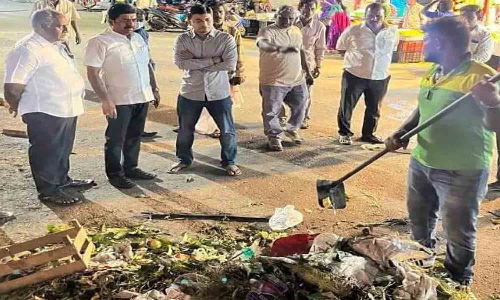 திருப்பூர் மாநகராட்சிக்கு உட்பட்ட பகுதிகளில் ஆயுத பூஜை , விஜயதசமியையொட்டி குவிந்த குப்பைகள் இரவோடு இரவாக அகற்றம்
