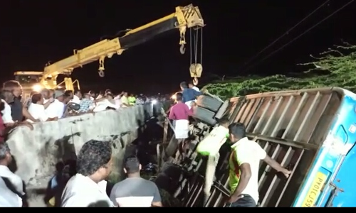 ஆம்னி பேருந்து பாலத்தில் மோதி விபத்து