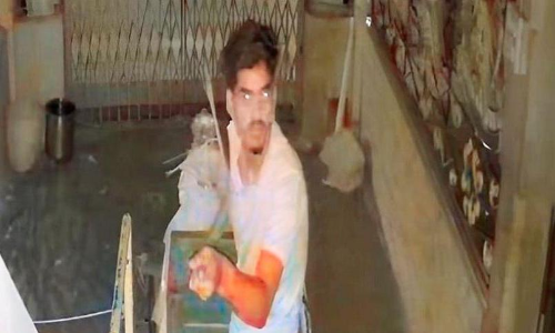 கோவில் உண்டியலை உடைத்து பணம் திருட்டு