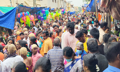 திருவந்திபுரம் கோவில் வரை  வாகனங்களை அனுமதித்ததால் கடும் ேபாக்குவரத்து நெரிசல் பக்தர்கள் கடும் அவதி