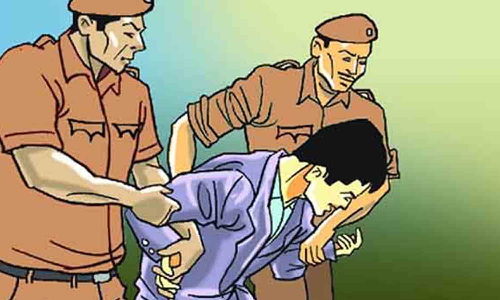 சினிமா பாணியில்  ரேசன் அரிசி கடத்தல்காரனை   2 கி.மீட்டர் தூரம் விரட்டி பிடித்த போலீசார்