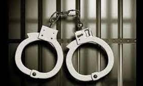 தந்தையின் 2-வது மனைவியை கத்தியால் கீறியவர் கைது