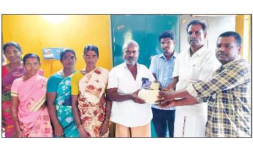 அரசம்பட்டி ஊராட்சி மன்ற அலுவலகத்தில்   ஆயுத பூஜை மற்றும் சரஸ்வதி பூஜை