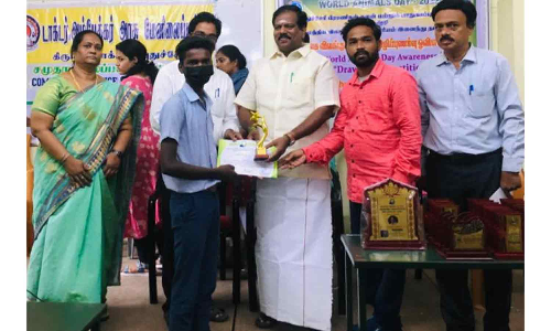 பள்ளி மாணவர்களுக்கு பரிசு