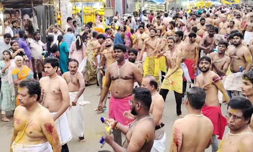 கோவை சவுடேஸ்வரி அம்மன் கோவிலில் கத்தி போடும் திருவிழா