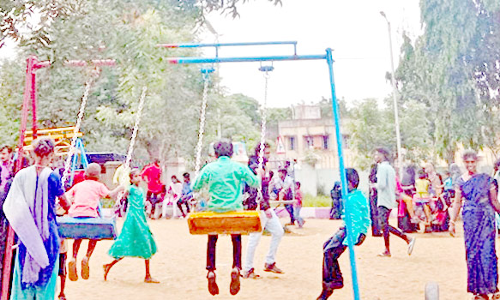 தஞ்சை மணிமண்டபம் பூங்காவில் குவிந்த மக்கள்