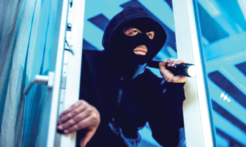 சத்துணவு அமைப்பாளர் வீடு உள்பட 3 இடங்களில் திருட்டு