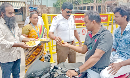 பொதுமக்களுக்கு இனிப்பு வழங்கி ஆயுதபூஜை விழா கொண்டாட்டம்