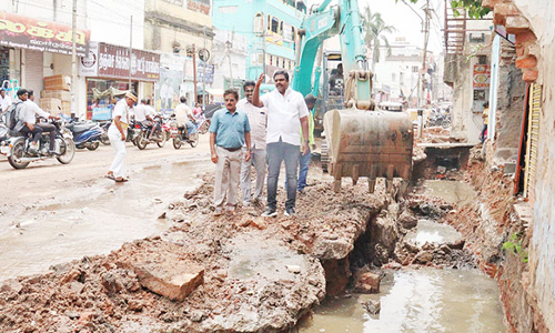 ராஜவீதிகளில் மழைநீர் வடிகால் கட்டும் பணி- மேயர் ஆய்வு