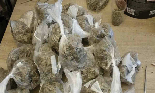 ஓடும் ரெயிலில் கஞ்சா கடத்தல்