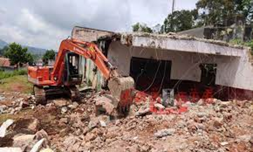 பள்ளி வளாகத்தில் பழமையான கட்டிடம் இடித்து அகற்றம்