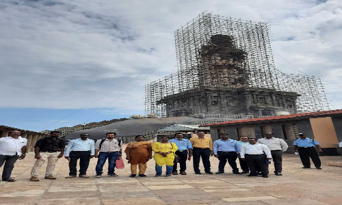 கன்னியாகுமரி கடல் நடுவில் அமைந்து உள்ள திருவள்ளுவர் சிலையில் படிந்துள்ள உப்பு தன்மையை அகற்ற காகித கூழ் பூசும் பணி தீவிரம்