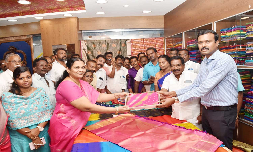 கோ-ஆப்டெக்ஸ் விற்பனை நிலையங்கள் மூலம் ரூ. 4 கோடிக்கு விற்பனை இலக்கு