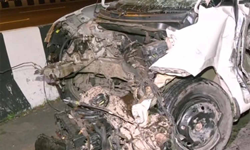 மும்பையில் அடுத்தடுத்த வாகனங்கள் மீது கார் மோதி விபத்து- 5 பேர் பலி