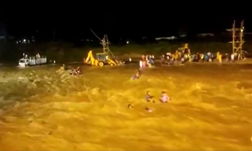 மேற்கு வங்காளத்தில் சோகம் - துர்கா சிலைகளை கரைக்க சென்ற 8 பேர் உயிரிழப்பு