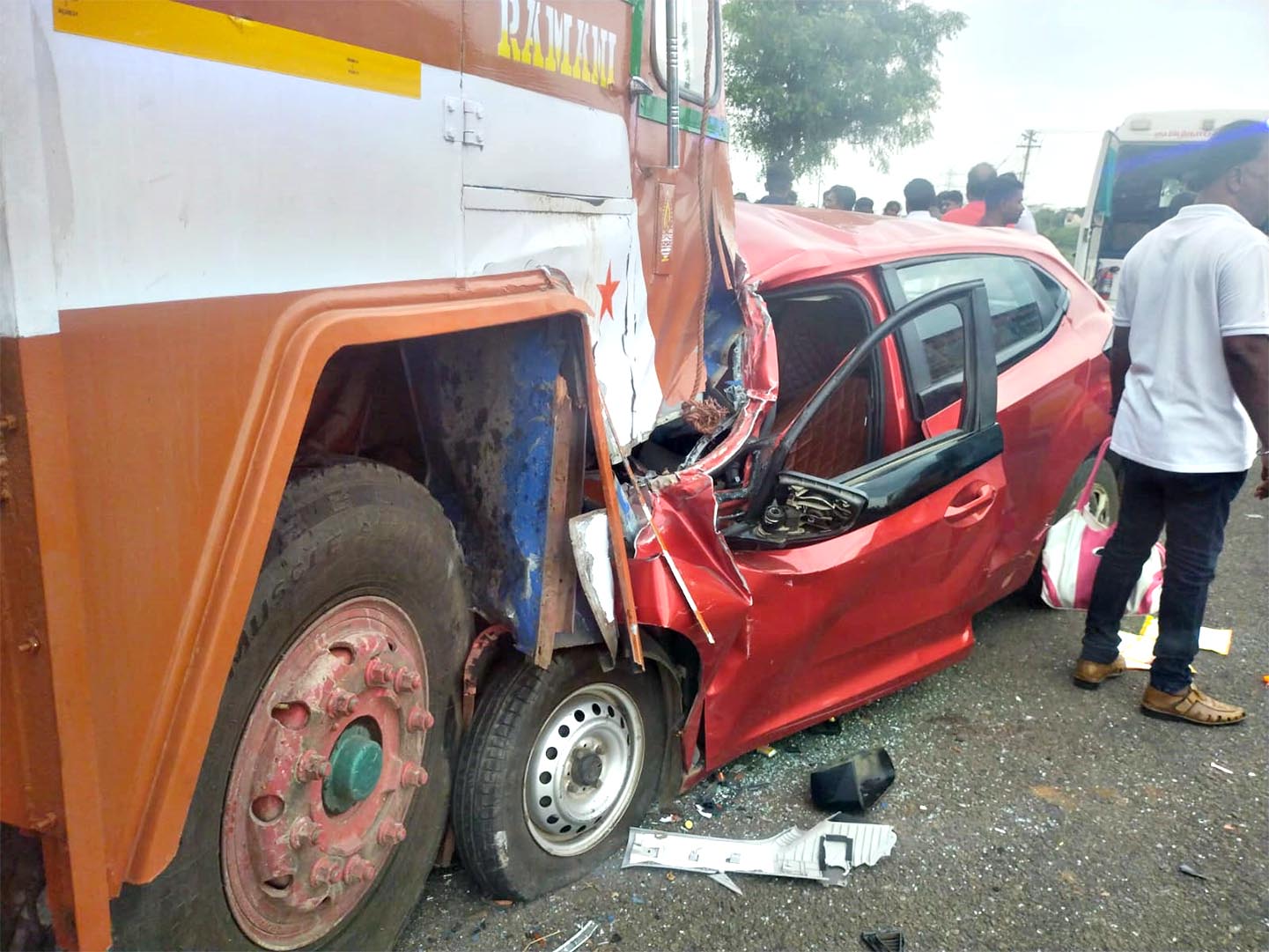 லாரி மோதி பா.ஜ.க. பிரமுகர் பலி லாரி மோதி பா.ஜ.க. பிரமுகர் பலி