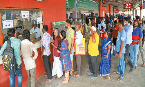 நடைமேடை கட்டண உயர்வுக்கு பயணிகளுடன் வருவோர் எதிர்ப்பு: திரும்பப்பெற வலியுறுத்தல்