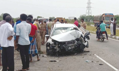 பாலத்தில் கார் மோதி சென்னை தம்பதி பலி