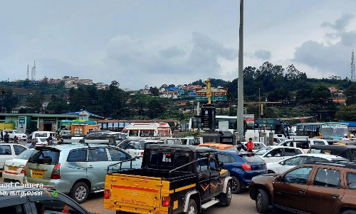 கடந்த 5 நாட்களில் ஊட்டி சுற்றுலா தலங்களை ஒரு லட்சம் சுற்றுலா பயணிகள் கண்டு ரசித்தனர்