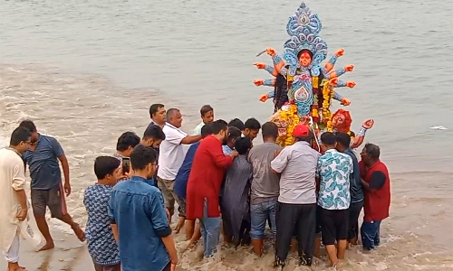 புதுவையில் வட மாநில பெண்கள் கொண்டாடிய துர்கா பூஜை