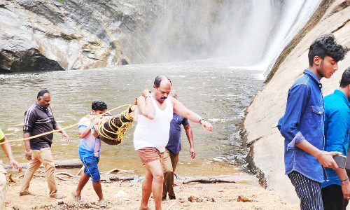 கொடைக்கானல் அருகே தடை செய்யப்பட்ட அருவியில் விழுந்து பள்ளி மாணவர் பலி