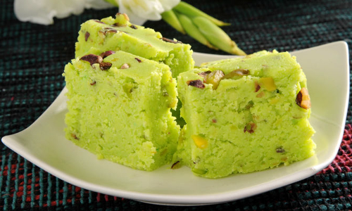 வீட்டிலேயே செய்யலாம் சுவையான பிஸ்தா பர்ஃபி