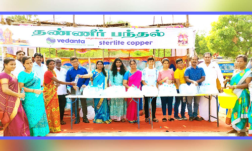 தூத்துக்குடி ஸ்டெர்லைட் சார்பில்  தசரா பக்தர்களுக்கு குடிநீர் பாட்டில் விநியோகம்