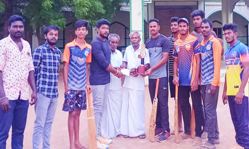 சாத்தான்குளம் அருகே கிரிக்கெட் போட்டியில் முதல் பரிசு பெற்ற அணிக்கு ரூ.10 ஆயிரம் பரிசு-  ஊர்வசி அமிர்தராஜ் எம்.எல்.ஏ. சார்பில் வழங்கப்பட்டது