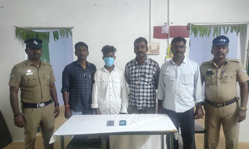 திருப்பூர் ரெயில் நிலையத்தில் பயணிகளிடம் நகை, செல்போன்கள் திருடிய வாலிபர் கைது