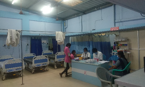 செங்கல்பட்டு அரசு ஆஸ்பத்திரி அவசர சிகிச்சை பிரிவுக்குள் மழைநீர் புகுந்தது- நோயாளிகள் அவதி