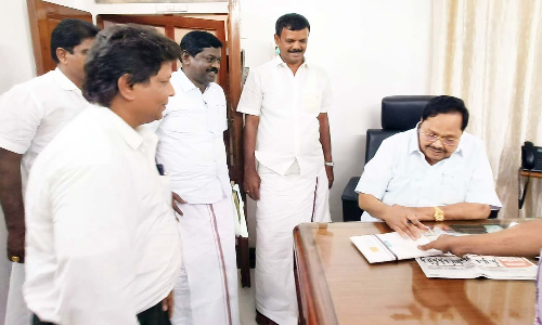 ராமநதி மேல்மட்ட கால்வாய் பணியை துரிதப்படுத்த அமைச்சரிடம் கோரிக்கை மனு - தி.மு.க. மாவட்ட செயலாளர் வழங்கினார்