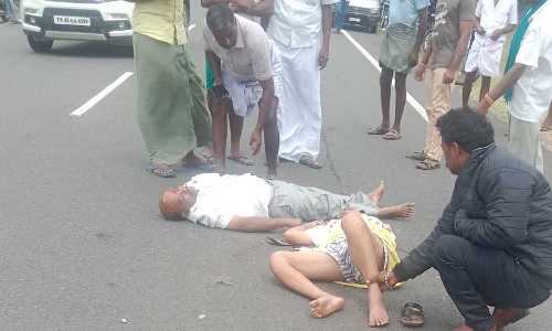 பல்லடம் அருகே  மோட்டார் சைக்கிள் மீது   லாரி மோதி 2 பேர் பலி