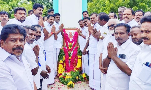 குயிலி நினைவிடத்தில் மலர் அஞ்சலி