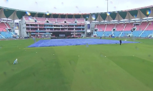 இந்தியா- தென் ஆப்பிரிக்கா முதல் ஒருநாள் போட்டி: மழை காரணமாக டாஸ் போடுவதில் தாமதம்