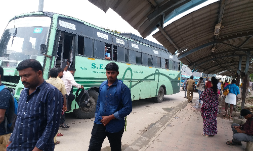 சொந்த ஊர் சென்றவர்கள் ஒரே நேரத்தில் திரும்பியதால் பரனூர் சுங்கச்சாவடியில் போக்குவரத்து நெரிசல்