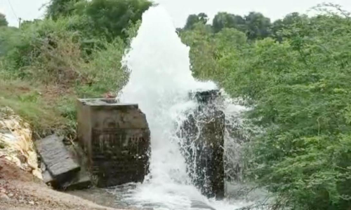 காவிரி கூட்டு குடிநீர் குழாயில் உடைப்பு