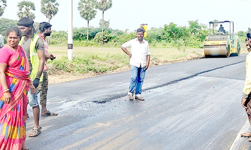 சாலை மேம்படுத்தும் பணி