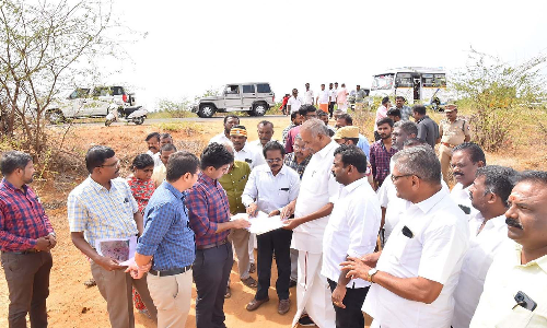 ராதாபுரத்தில், 50 ஏக்கர் பரப்பளவில் சர்வதேச தரத்தில் விளையாட்டு மைதானம் - இடம் தேர்வு பணிகளை சபாநாயகர்  அப்பாவு ஆய்வு