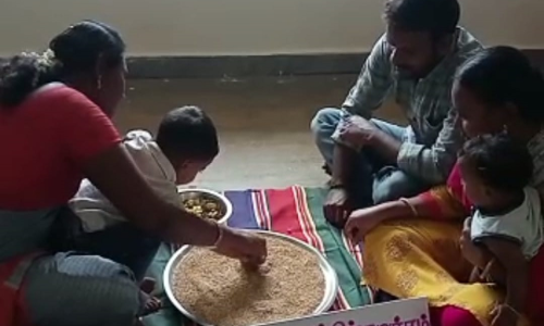 கோத்தகிரியில் கோவில்கள், பள்ளிகளில் வித்யாரம்பம் நிகழ்ச்சி