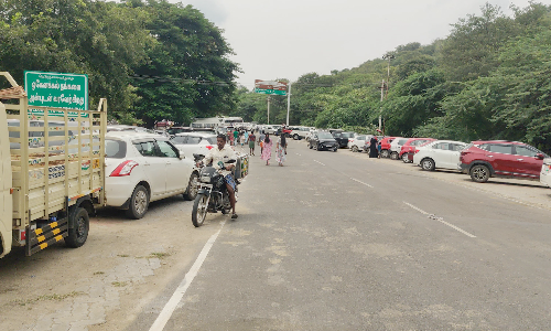 ஒகேனக்கல் சுற்றுலா தளத்தில்   வாகனங்களை நிறுத்த போதிய இட வசதி   இல்லாததால் சுற்றுலா பயணிகள் அவதி