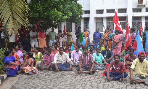 பொதுப்பணித்துறையை நடைபாதை வியாபாரிகள் முற்றுகை