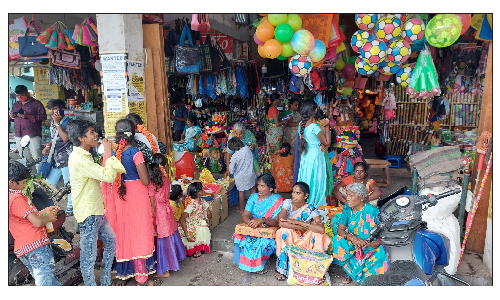 தருமபுரி புறநகர் பேருந்து நிலையத்தில்   நடைபாதையில் கடைகள் ஆக்கிரமிப்பால் தரையில் அமரும் பயணிகள்